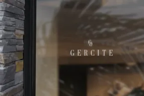 Elegant store entrance with the word "gercite" on the glass door, serving as an ideal mockup. - PSD Mockup