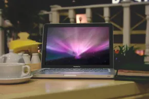 A laptop mockup on a table. - PSD Mockup